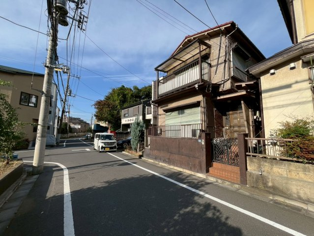 板橋区西台3丁目  建築条件付き売地の前面道路含む現地写真|建物解体後、更地渡しとなります。
2025.11.07撮影

現地ご見学希望・資料請求などお気軽にお問い合わせ下さい！
03-5990-5201