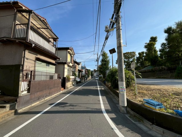 板橋区西台3丁目  建築条件付き売地の前面道路含む現地写真|建物解体後、更地渡しとなります。
2025.11.07撮影

現地ご見学希望・資料請求などお気軽にお問い合わせ下さい！
03-5990-5201