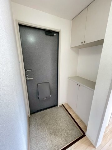 フォンテーヌ宮ノ陣Ⅱ　B棟の玄関