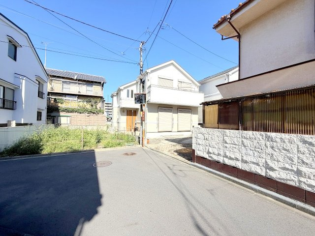 福生市熊川　中古戸建の前面道路含む現地写真