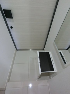 【玄関】 | レガリス高田馬場 | 収納式腰掛付