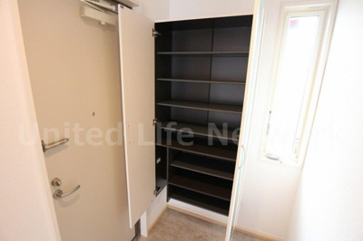 【設備】 | フローラ | 収納力たっぷりのシューズボックスで玄関すっきり！