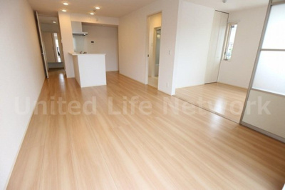 【居間・リビング】 | フローラ | ゆったりとくつろげる、落ち着きのある居室空間です