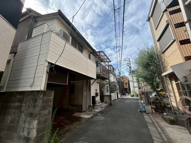 渋谷区本町　建築条件なし売地の前面道路含む現地写真