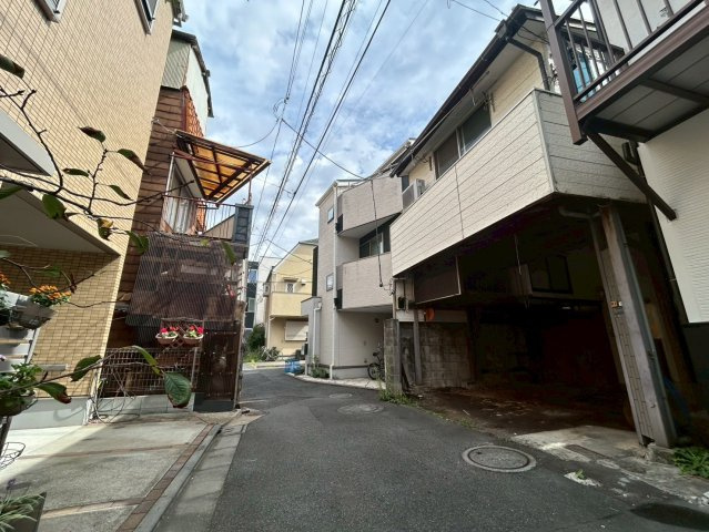 渋谷区本町　建築条件なし売地の前面道路含む現地写真