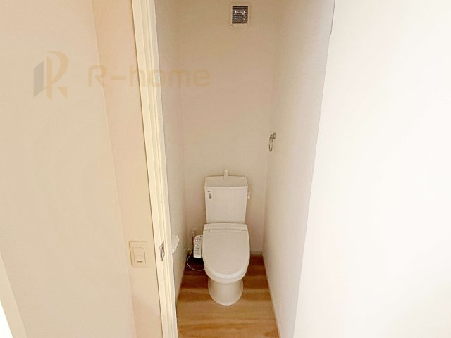 水戸市東台1期　新築戸建て　1号棟のトイレ|温水洗浄便座付きのトイレ。
トイレが２ヵ所設置で朝の忙しい時間でも安心です。