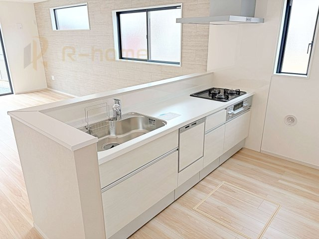 水戸市東台1期　新築戸建て　1号棟のキッチン|料理をしながら家族とコミュニケーションが取れる対面式システムキッチン。便利なビルトイン食洗機付き！