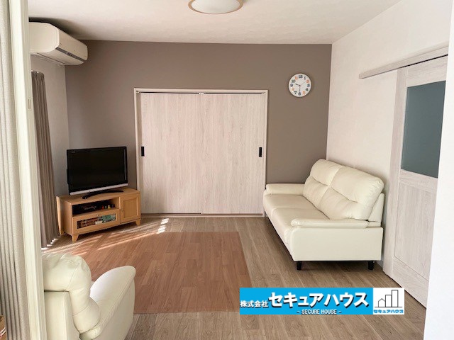 豊明市二村台4丁目　中古戸建の居間・リビング|事前予約にて現地ご見学いただけます！お気軽にお問い合わせください♪
■株式会社　セキュアハウス　豊明支店■
住宅ローンに強く、知識、経験豊富なスタッフ在籍
お客様に寄り添い、ご成約後もサポート致します