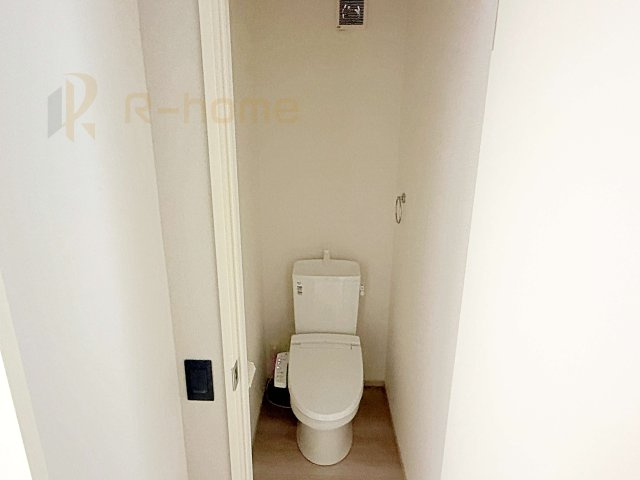 水戸市東台1期　新築戸建て　2号棟のトイレ|温水洗浄便座付きのトイレ。
トイレが２ヵ所設置で朝の忙しい時間でも安心です。
