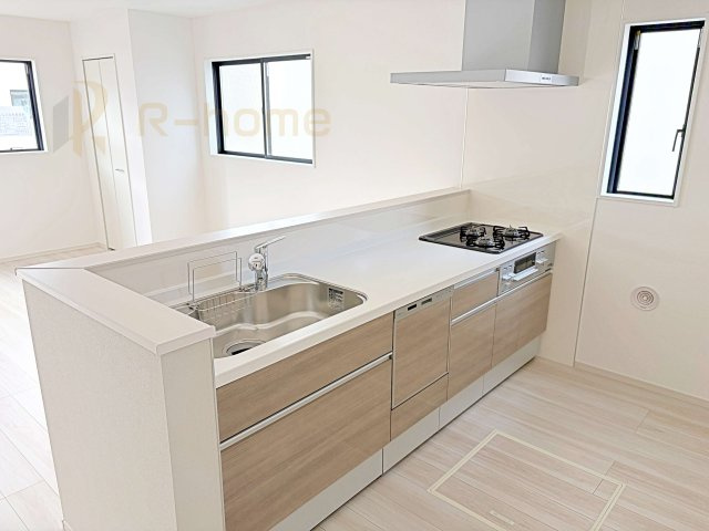 水戸市東台1期　新築戸建て　2号棟のキッチン|料理をしながら家族とコミュニケーションが取れる対面式システムキッチン。便利なビルトイン食洗機付き！