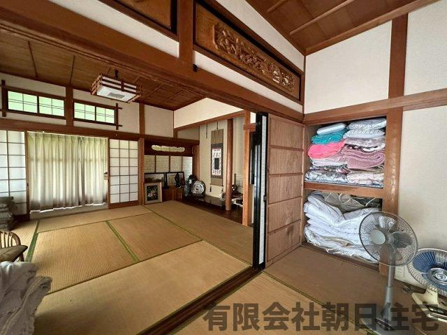 【和室】 | 上意東中古戸建 | 玄関に隣接した和室と、仏間です