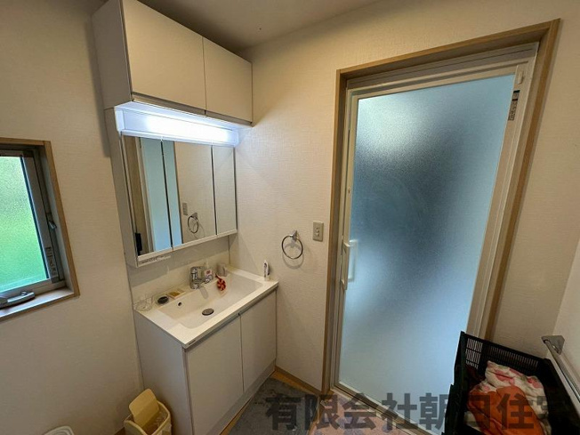 【独立洗面台】 | 上意東中古戸建 | リフォーム済みで清潔感ある洗面台スペースです