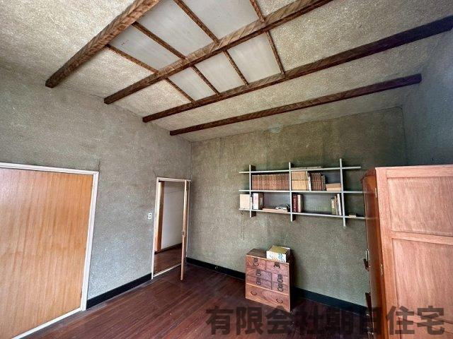【洋室】 | 上意東中古戸建 | 2階居室です。趣溢れる内装です