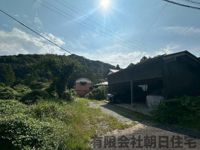 【駐車場】 | 上意東中古戸建 | 前面道路から駐車場に向かった写真です