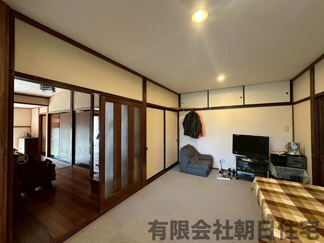 【居間・リビング】 | 上意東中古戸建 | リビングに隣接した居間です。玄関にもつながっています