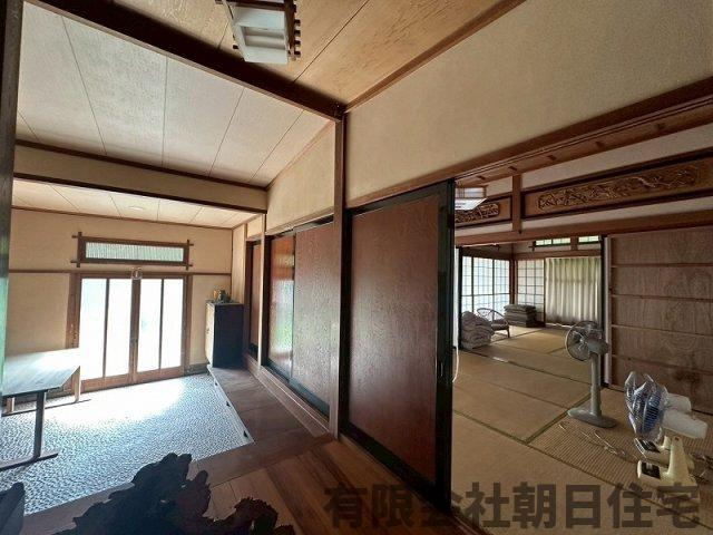【内装】 | 上意東中古戸建 | 玄関、隣接した和室スペースです