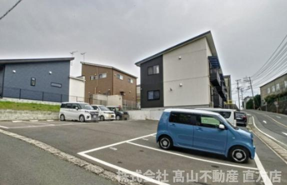 直方市大字上頓野のアパートの駐車場