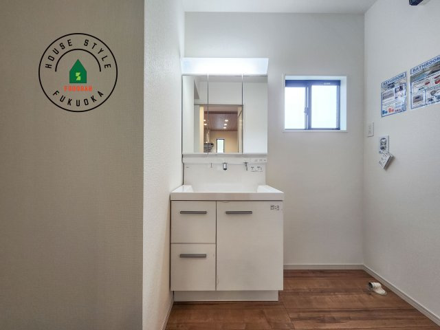 筑紫野市美しが丘北3丁目第1-2棟（2号棟）の独立洗面台|毎日使うものだから清潔な空間を保ちたい水回り。洗面にはそんな願いを解消させてくれる収納アイデアが満載です。三面鏡の裏側にはキャビネットが現れ小物から背の高い物まで収納できます。