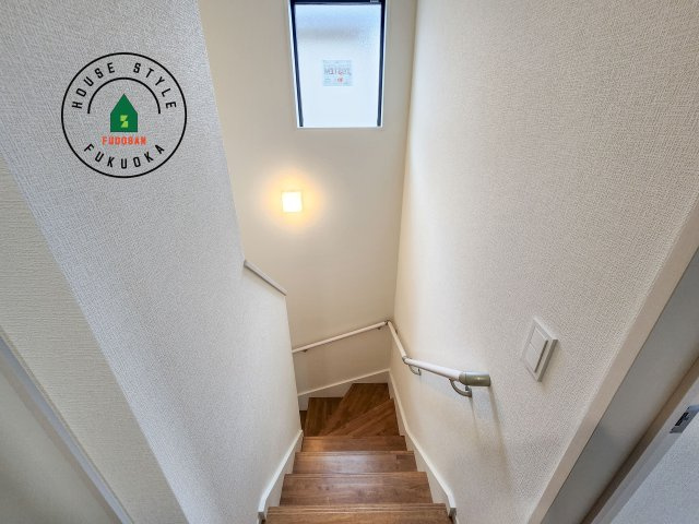 筑紫野市美しが丘北3丁目第1-2棟（2号棟）の内装|階段からも明るい光が入ります。採光や通風も階段の重要な役割です。