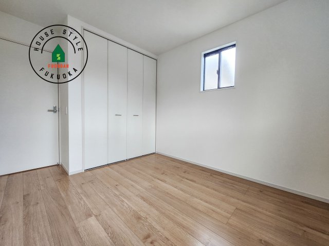 筑紫野市美しが丘北3丁目第1-2棟（2号棟）の子供部屋|柔らかい陽光が差し込む明るいお部屋を演出する設計。彩光の取れる窓が気持ちの良いお部屋を創り上げます。