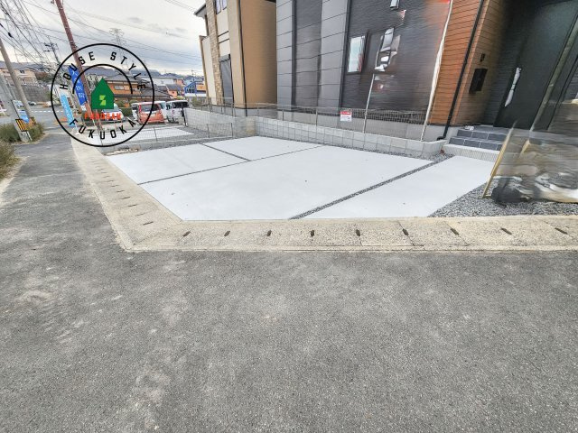 筑紫野市美しが丘北3丁目第1-2棟（2号棟）の駐車場|広々した駐車場になります。3台並列駐車となります。