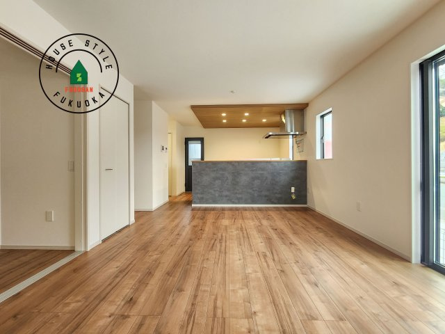 筑紫野市美しが丘北3丁目第1-2棟（2号棟）の居間・リビング|ご家族を近くに感じられる対面キッチンのLDK。会話もはずみそうですね。