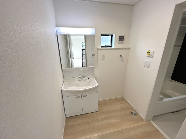 【洗面所】 | 厚南小学校に通える新築戸建平屋　宇部市際波　第６－１号棟　クレイドルガーデン　アーネストワン | シャンプードレッサーはシャワーヘッドが伸びるタイプ