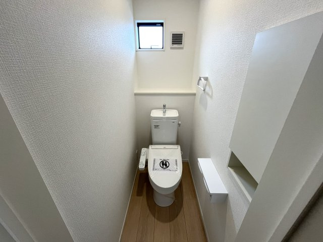 【トイレ】 | 仲介手数料無料！厚南小学校に通える新築戸建平屋　宇部市際波　第６－１号棟　クレイドルガーデン　アーネストワン | シンプルで使いやすいトイレです