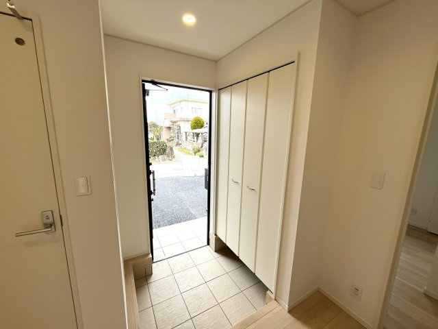 【玄関】 | 仲介手数料無料！厚南小学校に通える新築戸建平屋　宇部市際波　第６－１号棟　クレイドルガーデン　アーネストワン | 玄関には大型の下駄箱も設置。ブーツも楽々入ります。