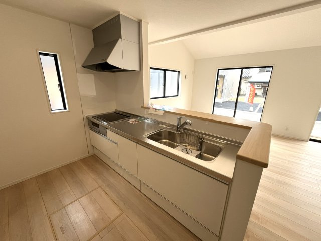 【キッチン】 | 厚南小学校に通える新築戸建平屋　宇部市際波　第６－１号棟　クレイドルガーデン　アーネストワン | 使い勝手の良いシステムキッチンで楽しくクッキング♪