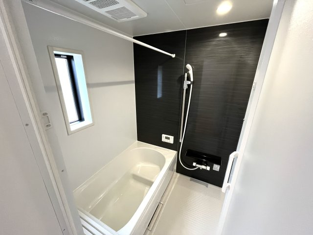 【浴室】 | 厚南小学校に通える新築戸建平屋　宇部市際波　第６－１号棟　クレイドルガーデン　アーネストワン | １坪タイプのゆったりとしたお風呂