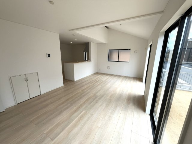 【居間・リビング】 | 仲介手数料無料！厚南小学校に通える新築戸建平屋　宇部市際波　第６－１号棟　クレイドルガーデン　アーネストワン | ゆったりとしたリビングは家族の団らんがはずみますね♪