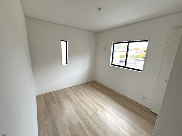 【洋室】 | 厚南小学校に通える新築戸建平屋　宇部市際波　第６－１号棟　クレイドルガーデン　アーネストワン | ２面採光の明るいお部屋で健やかな毎日