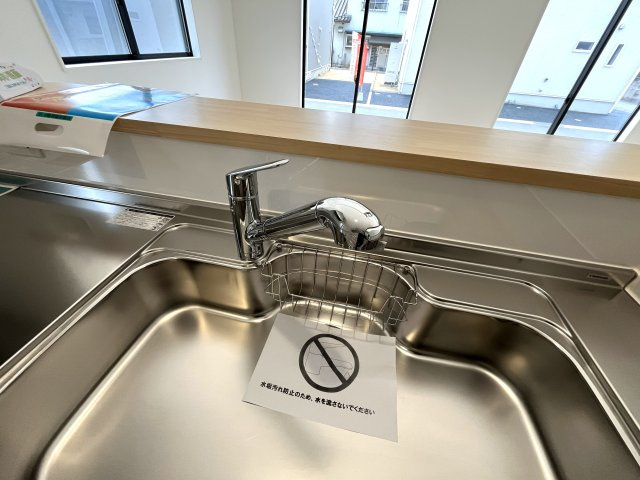 【キッチン】 | 厚南小学校に通える新築戸建平屋　宇部市際波　第６－１号棟　クレイドルガーデン　アーネストワン | ビルトインタイプの浄水器付！ホースのように伸びるからお掃除も楽々