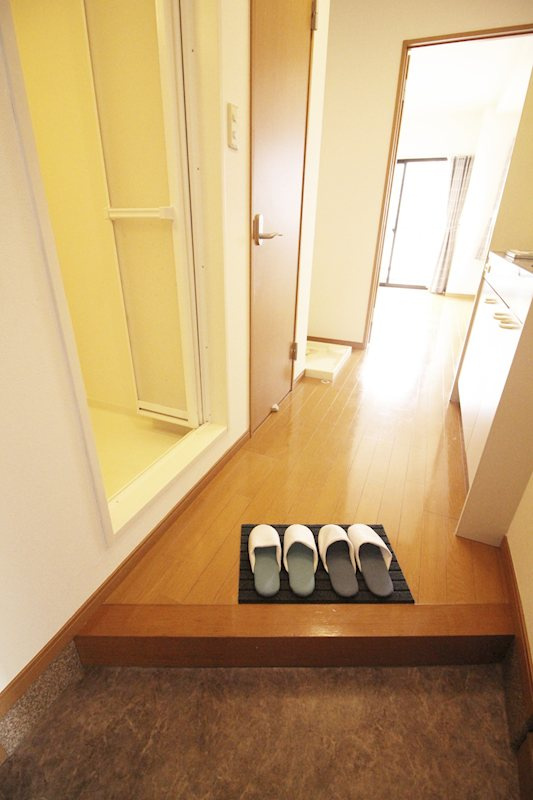 ウイン・ロイヤルプラザ加藤学園前の玄関