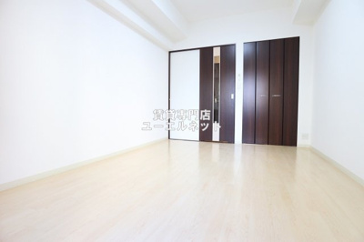 【寝室】 | グランシス江坂 | 明るく開放感のある居室で、自分だけのくつろぎ空間を。