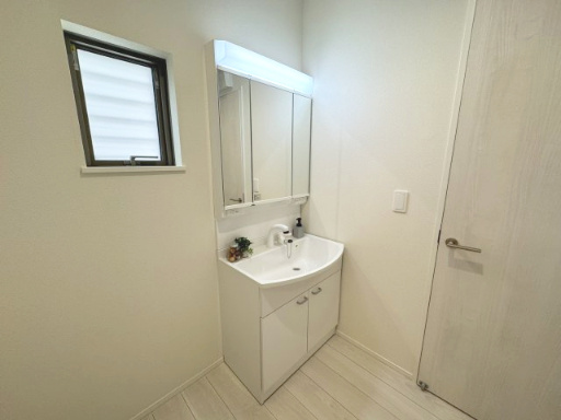 独立洗面台は3面鏡で収納にも便利♪