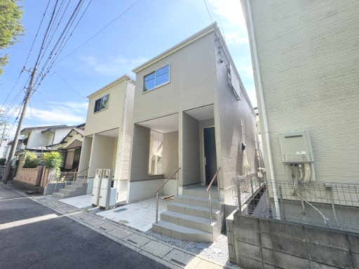 白を基調にした落ち着いた飽きの来ない外観♪
駐車場付き♪