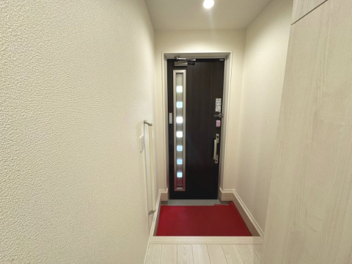 白を基調地した飽きの来ない玄関♪