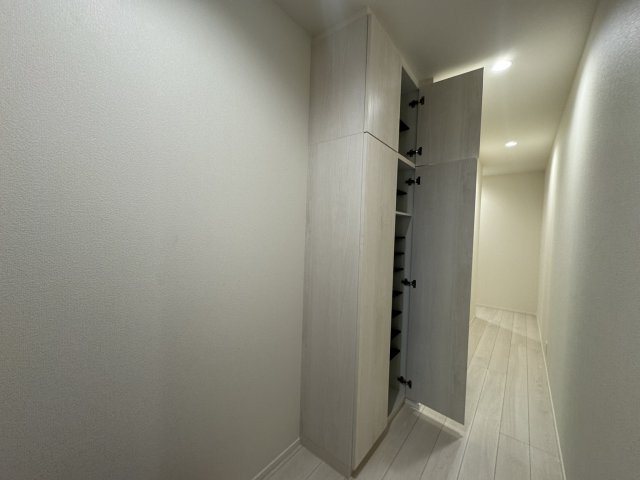 シューズボックスは玄関上にございます♪