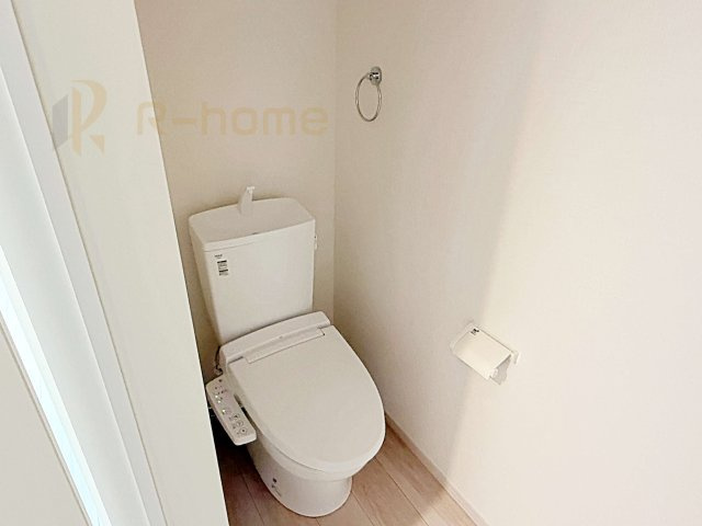 水戸市東台1期　新築戸建て　4号棟のトイレ|温水洗浄便座付きのトイレ。