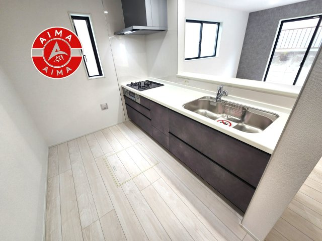 福岡市早良区野芥6丁目第5-1棟（1号棟）のキッチン|ダイニングテーブルへの配膳がラクラク、お料理はかどるカウンター付きシステムキッチン！
