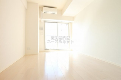 【寝室】 | スペーシア江坂南金田 | 明るく開放感のある居室で、自分だけのくつろぎ空間を。