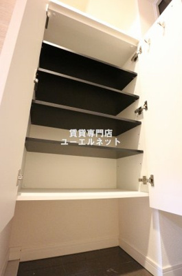 【設備】 | スペーシア江坂南金田 | 収納力たっぷりのシューズボックスで玄関すっきり！