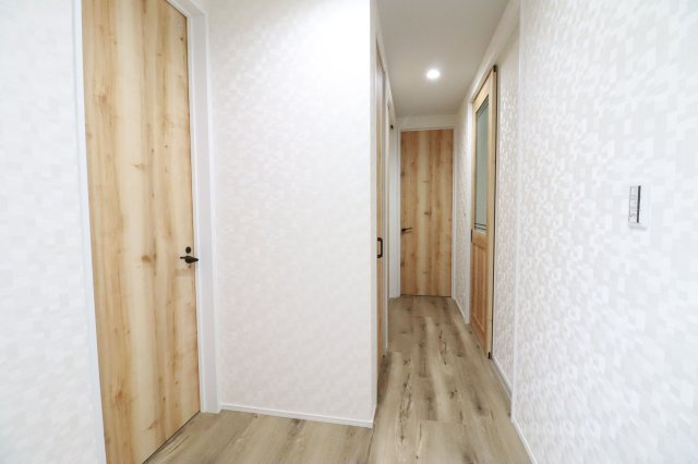 横芝光町横芝L区／9.68ｋｗ太陽光発電システム付　新築一戸建のその他|白の壁紙で統一された廊下です！