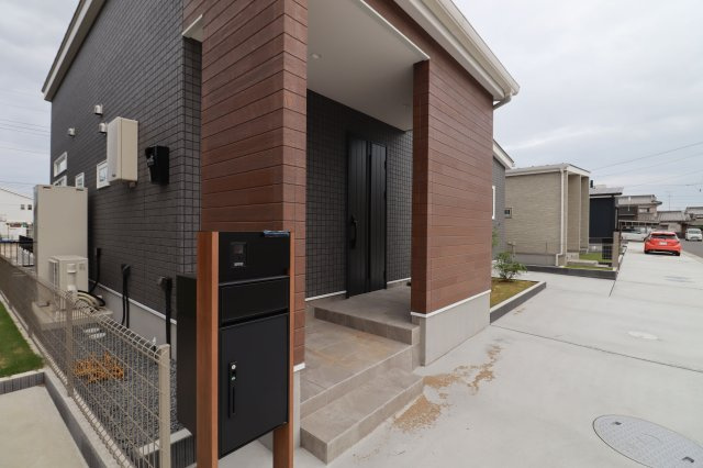 横芝光町横芝L区／9.68ｋｗ太陽光発電システム付　新築一戸建の外観|宅配ボックス付きポストです！