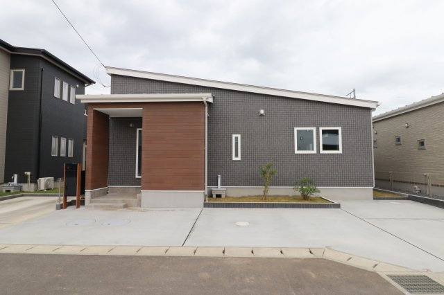 横芝光町横芝L区／9.68ｋｗ太陽光発電システム付　新築一戸建の外観|スタイリッシュな片流れ屋根の平屋住宅です！