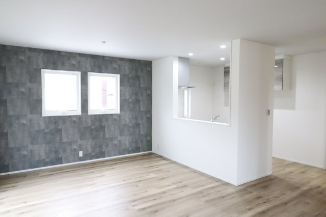 横芝光町横芝L区／9.68ｋｗ太陽光発電システム付　新築一戸建の居間・リビング|採光のとれた明るいリビングです！