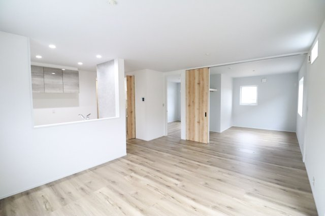 横芝光町横芝L区／9.68ｋｗ太陽光発電システム付　新築一戸建の居間・リビング|可愛らしい色合いの床と壁は、こだわりのポイントです！