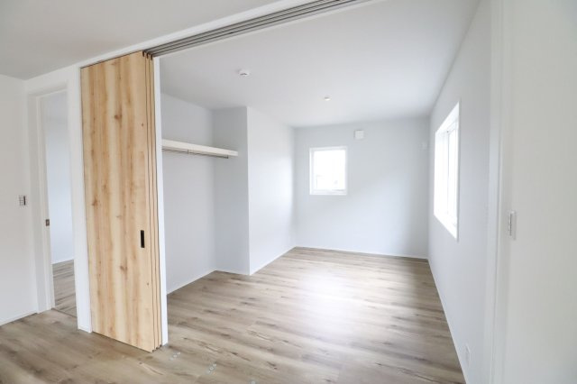 横芝光町横芝L区／9.68ｋｗ太陽光発電システム付　新築一戸建の洋室|角部屋で明るい洋室です！